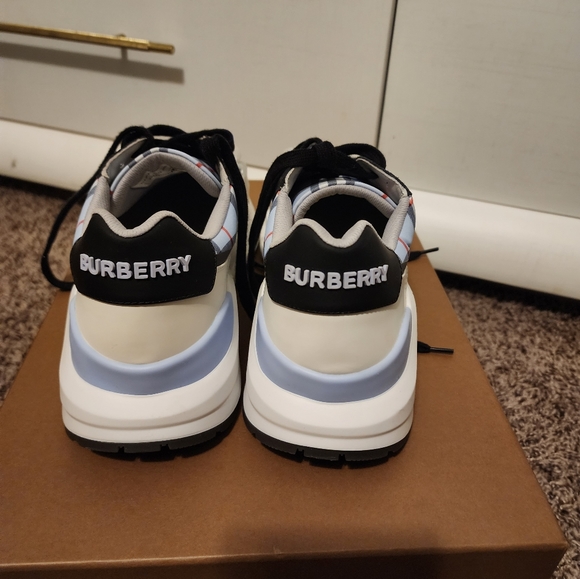 Burberry Sneakers - Picture 5 of 11